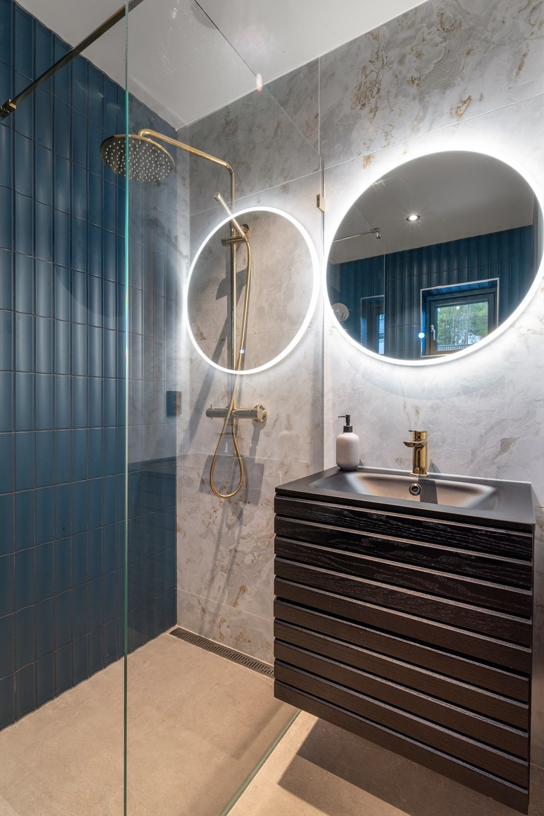 Badet har en meget høy standard med vakre gulldetaljer og marmorstein i flisene bak speilet. Galleribilde