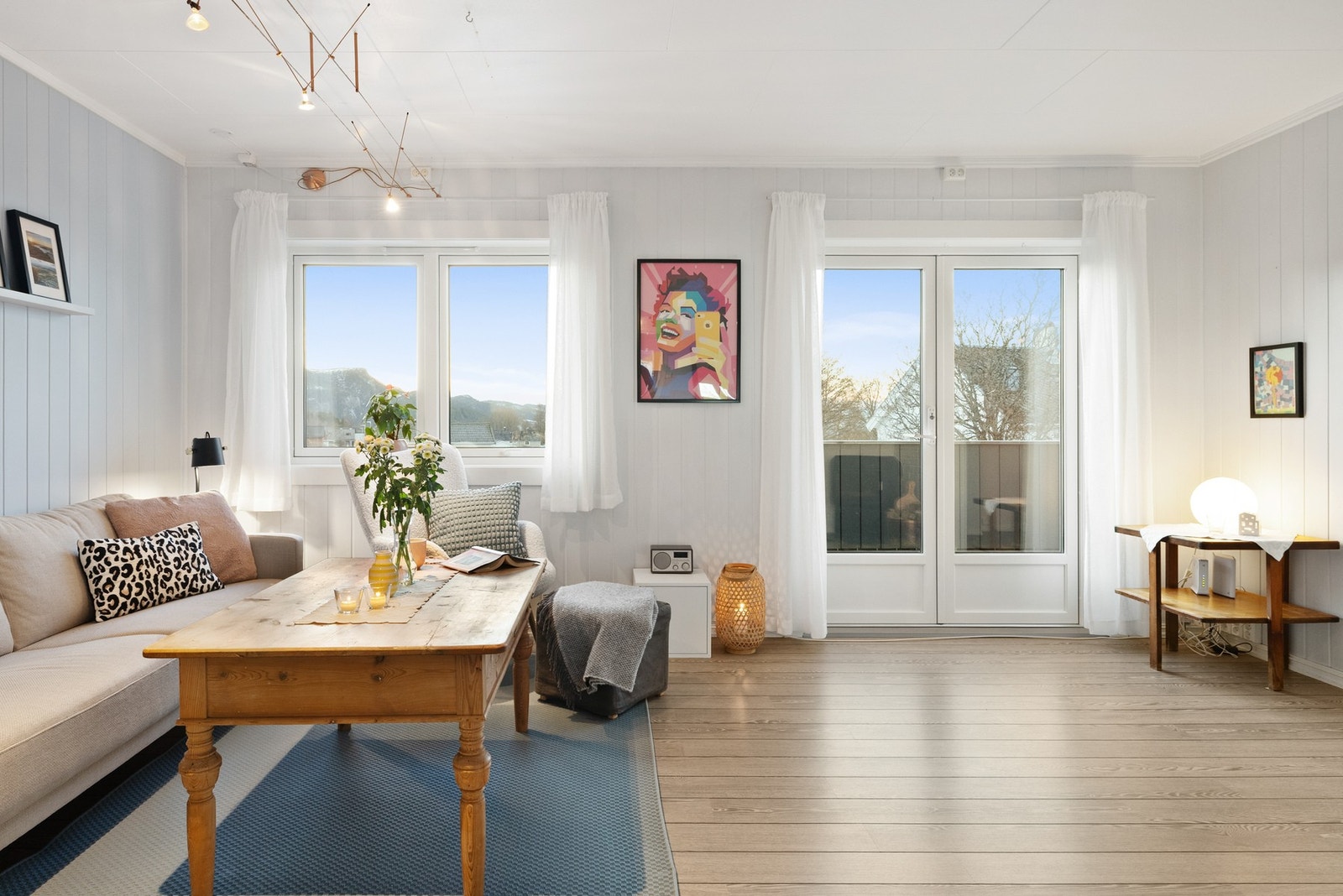 Stuen er lys og innbydende med et varmt og hjemmekoselig uttrykk Galleribilde