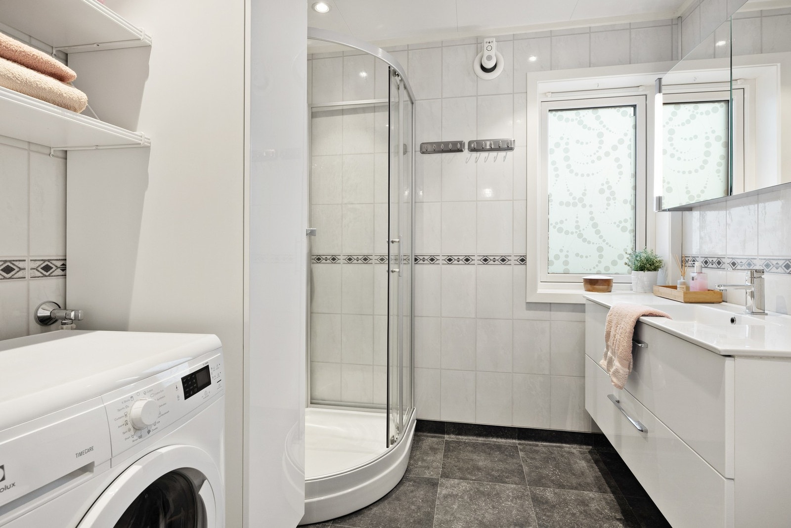 Rommet er kombinert bad- og vaskerom Galleribilde