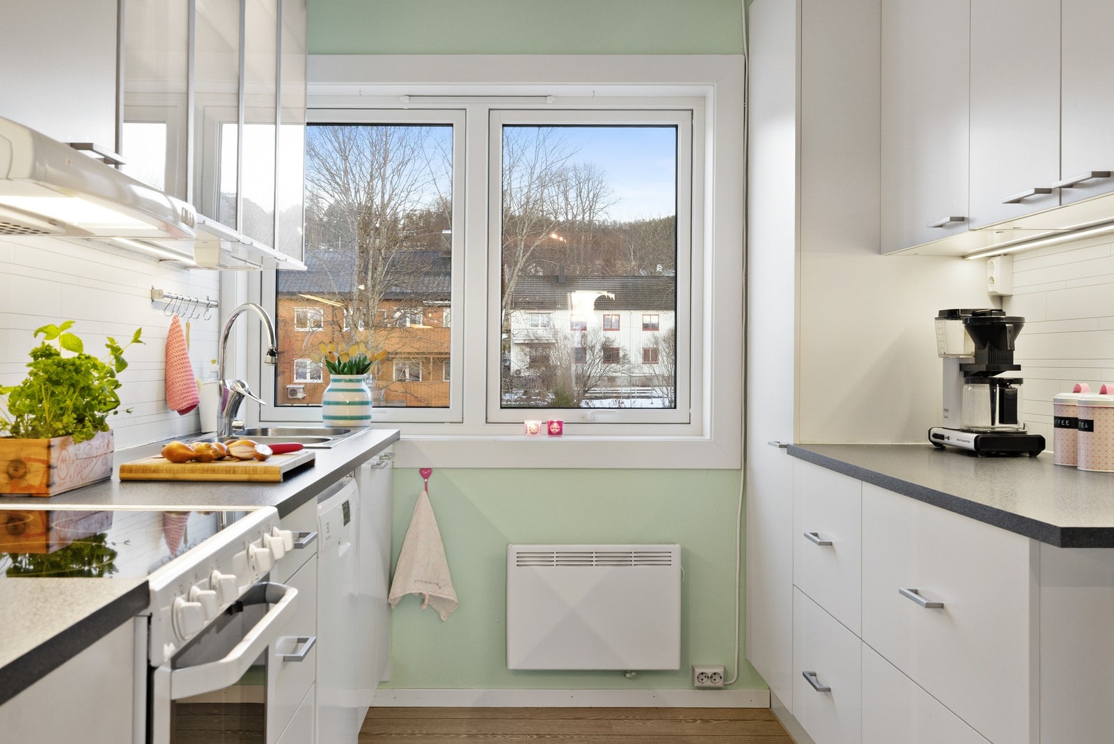 Rikelig lysinnslipp gjør at rommet oppleves større Galleribilde