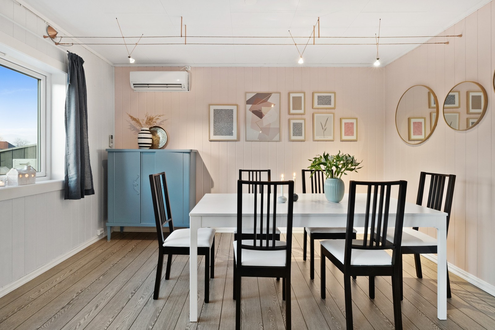 Rommet er innredet til en lys og hyggelig spisestue Galleribilde