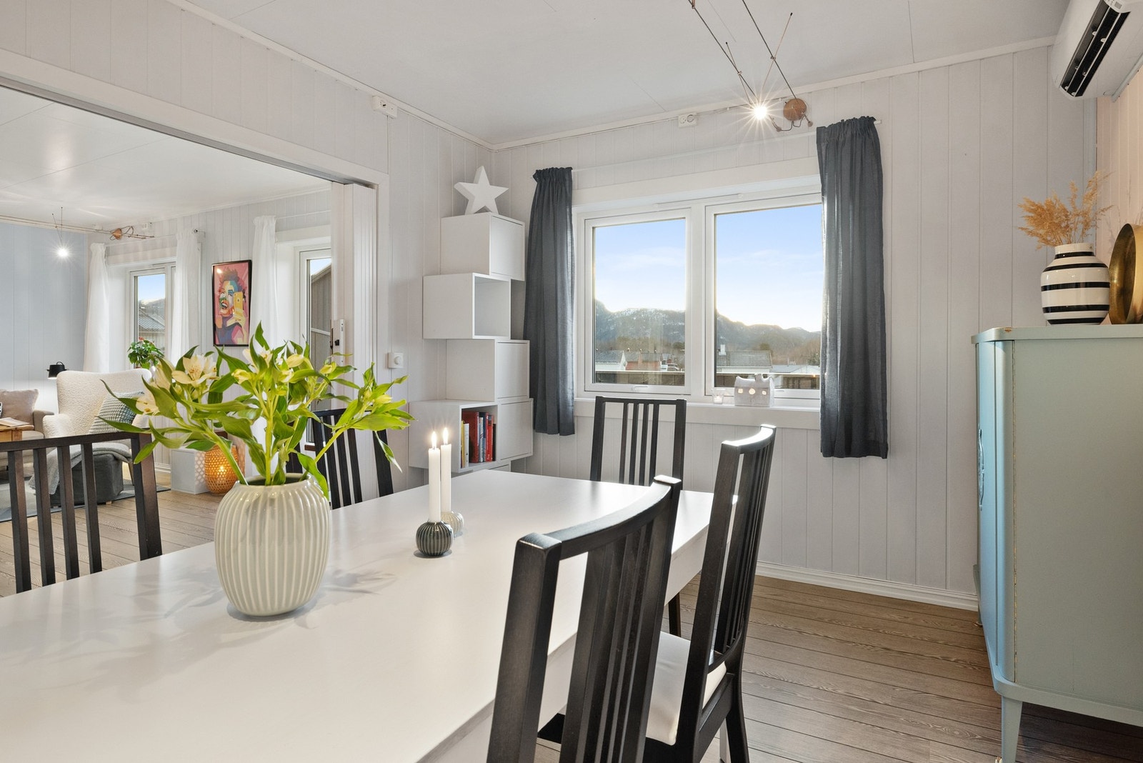 Denne delen av stuen kan fleksibelt innredes som et ekstra soverom om ønskelig Galleribilde