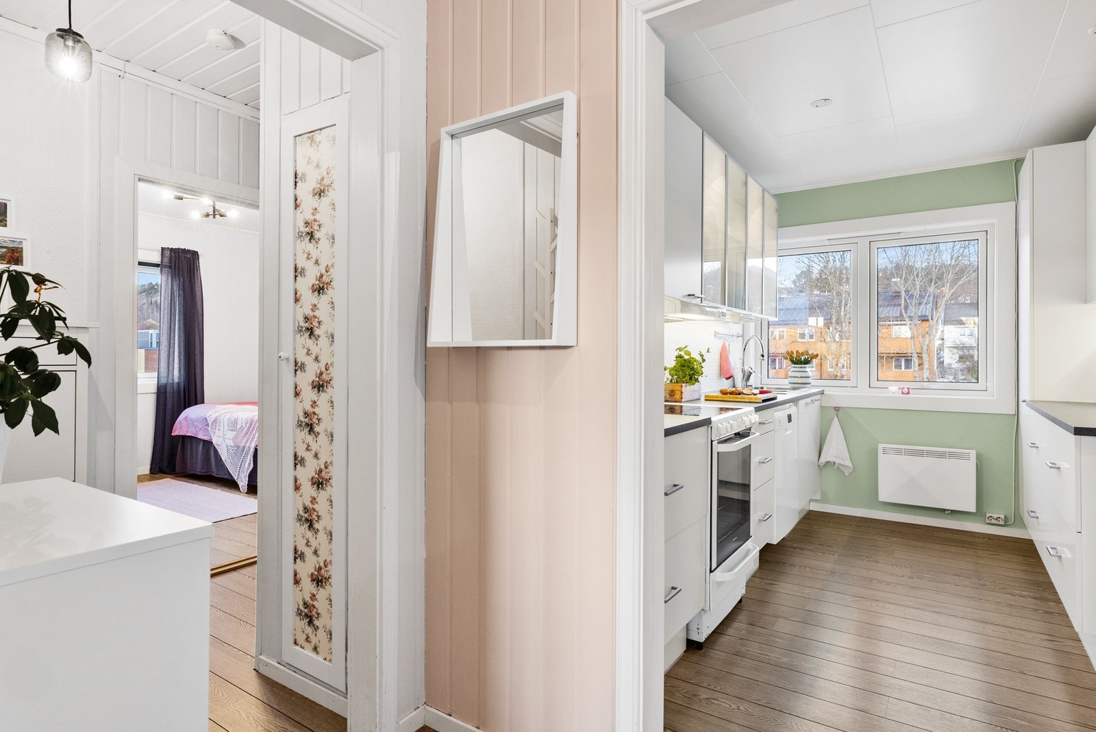 Videre er det tilkomst til leilighetens kjøkken Galleribilde