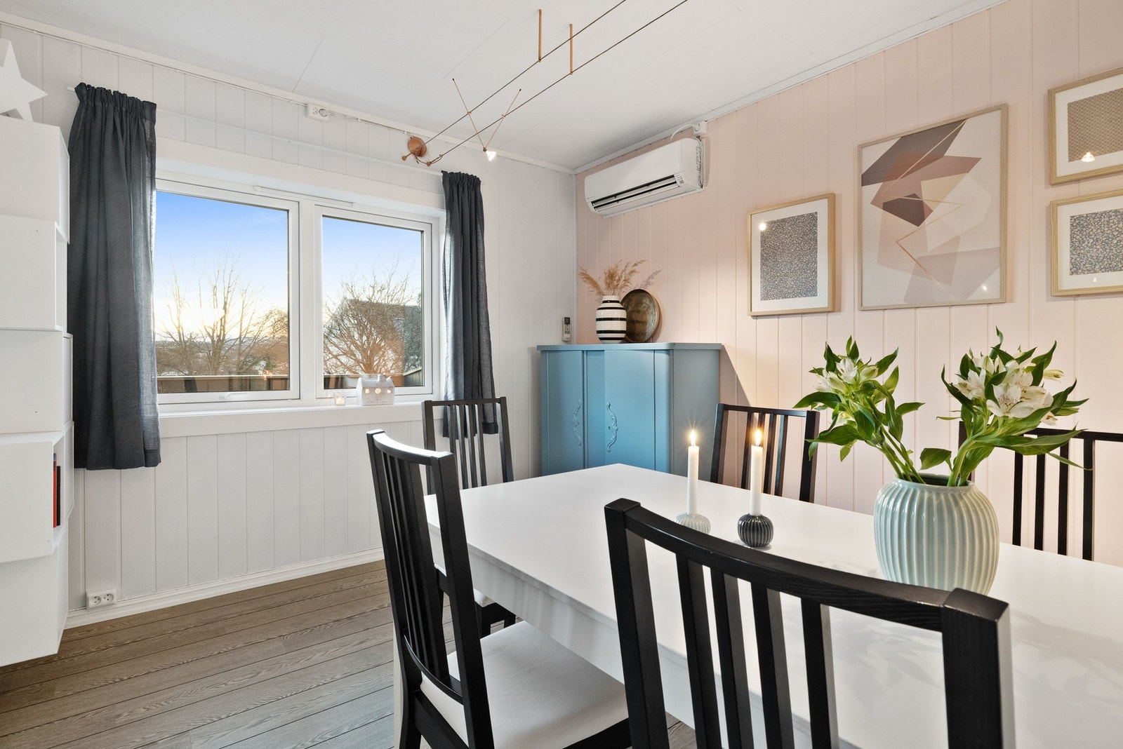 Spisestuen utgjør et koselig samlingspunkt i leiligheten Galleribilde