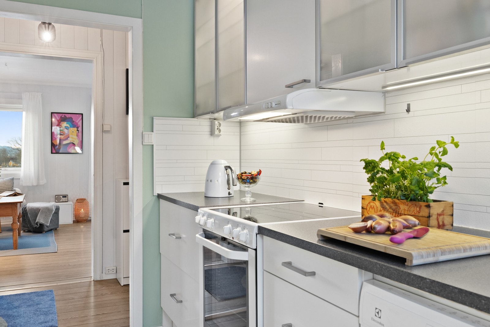 Kjøkkenet ligger praktisk adskilt fra stuen Galleribilde