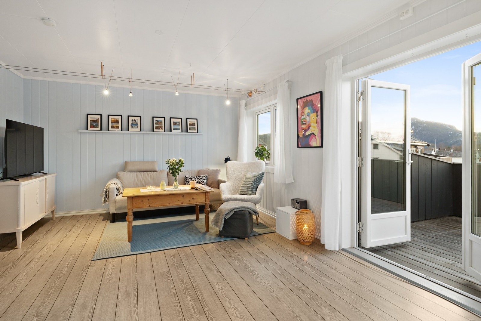 Fra stuen har du direkte utgang til en romslig og solrik balkong på ca. 17 m Galleribilde