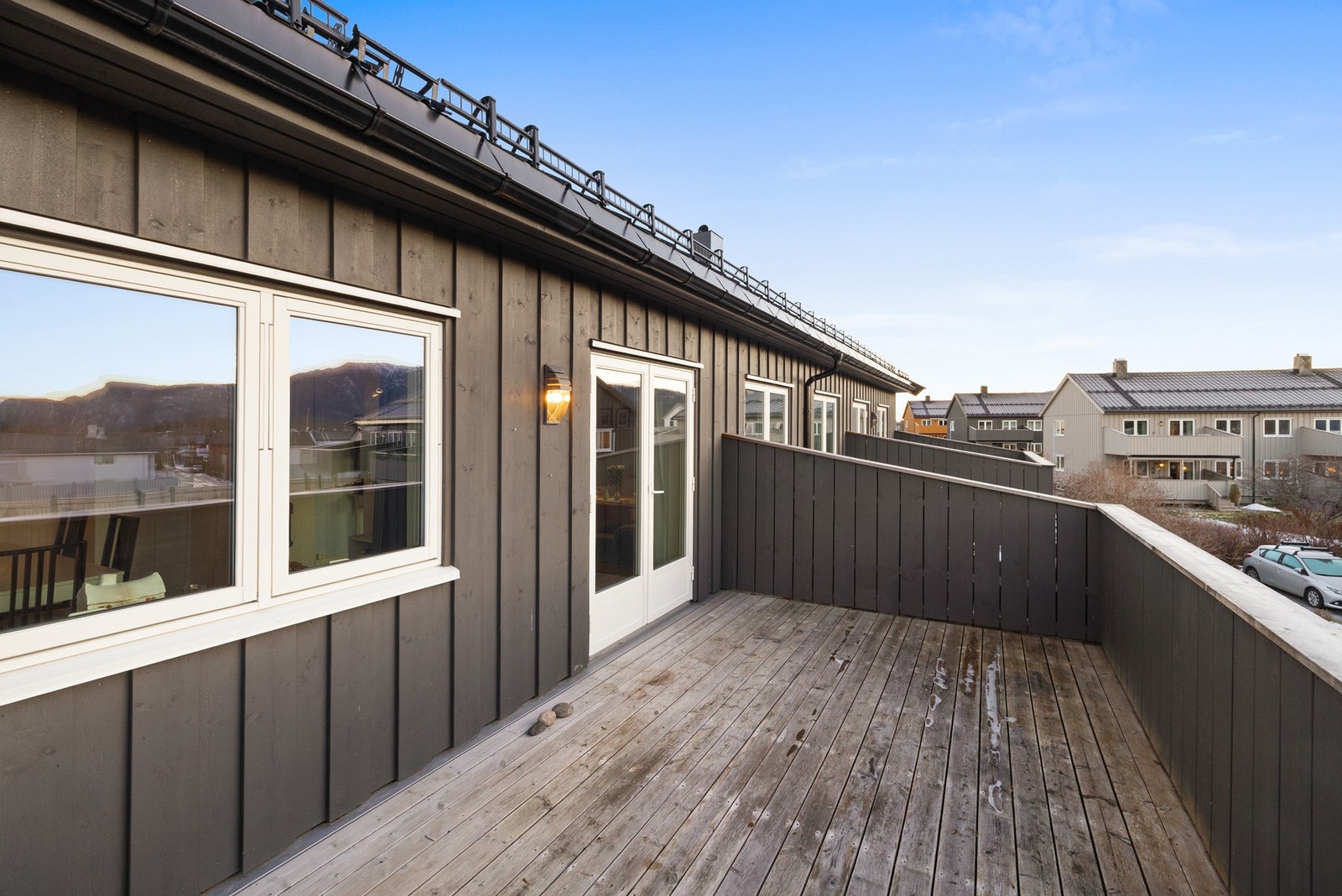 Koselig balkong med god plass til sittegruppe og møblering Galleribilde