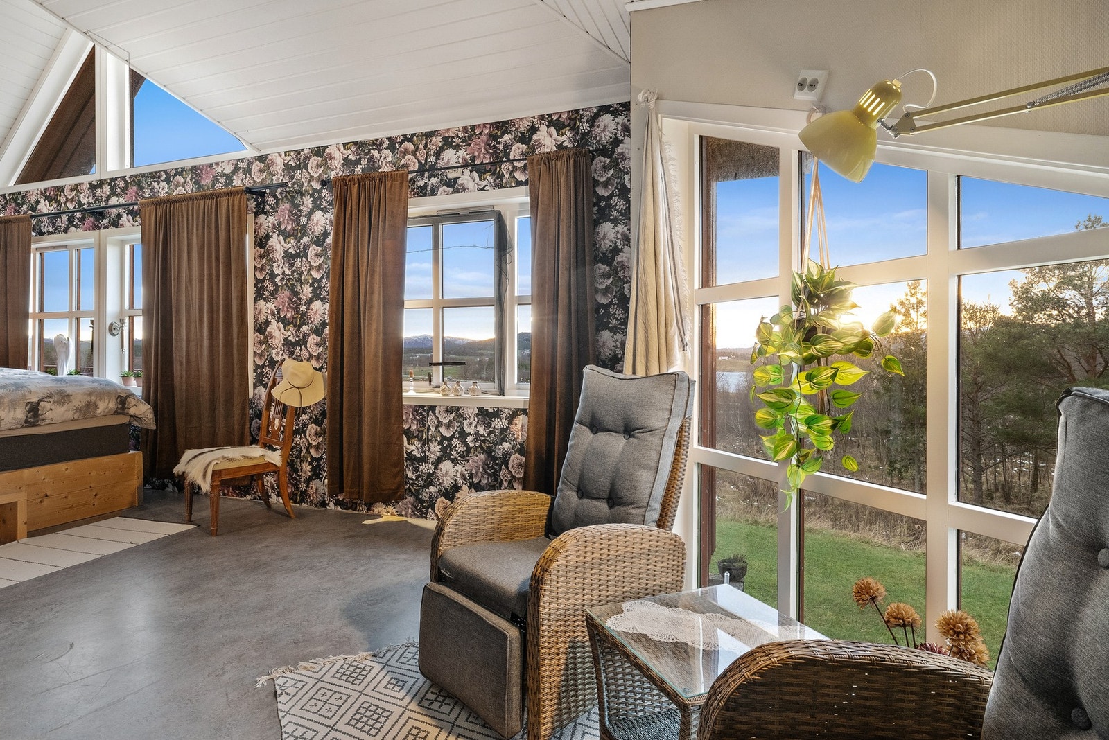 Soverommet kombinerer vakre detaljer med en god romfølelse og utsikt Galleribilde