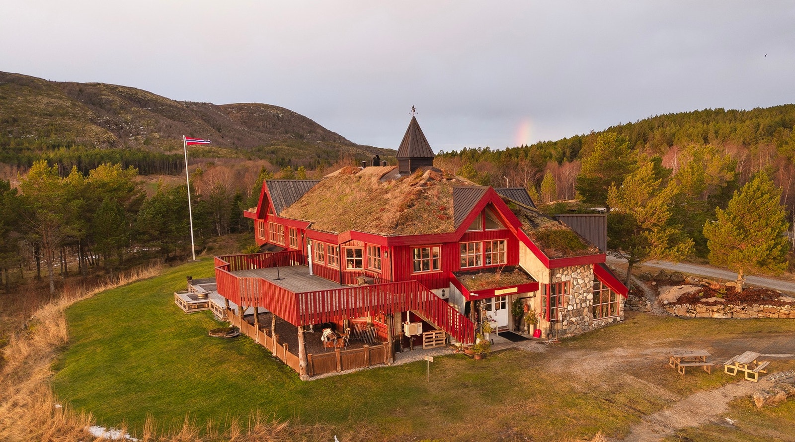 Sjarmerende eiendom på Jøa som byr på en unik kombinasjon av nærings- og boligarealer Galleribilde