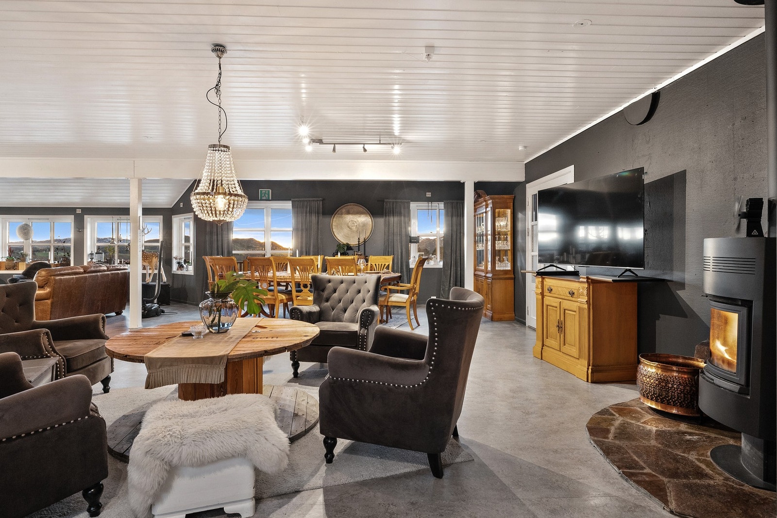 Oppvarming med vedovn og varmepumpe Galleribilde