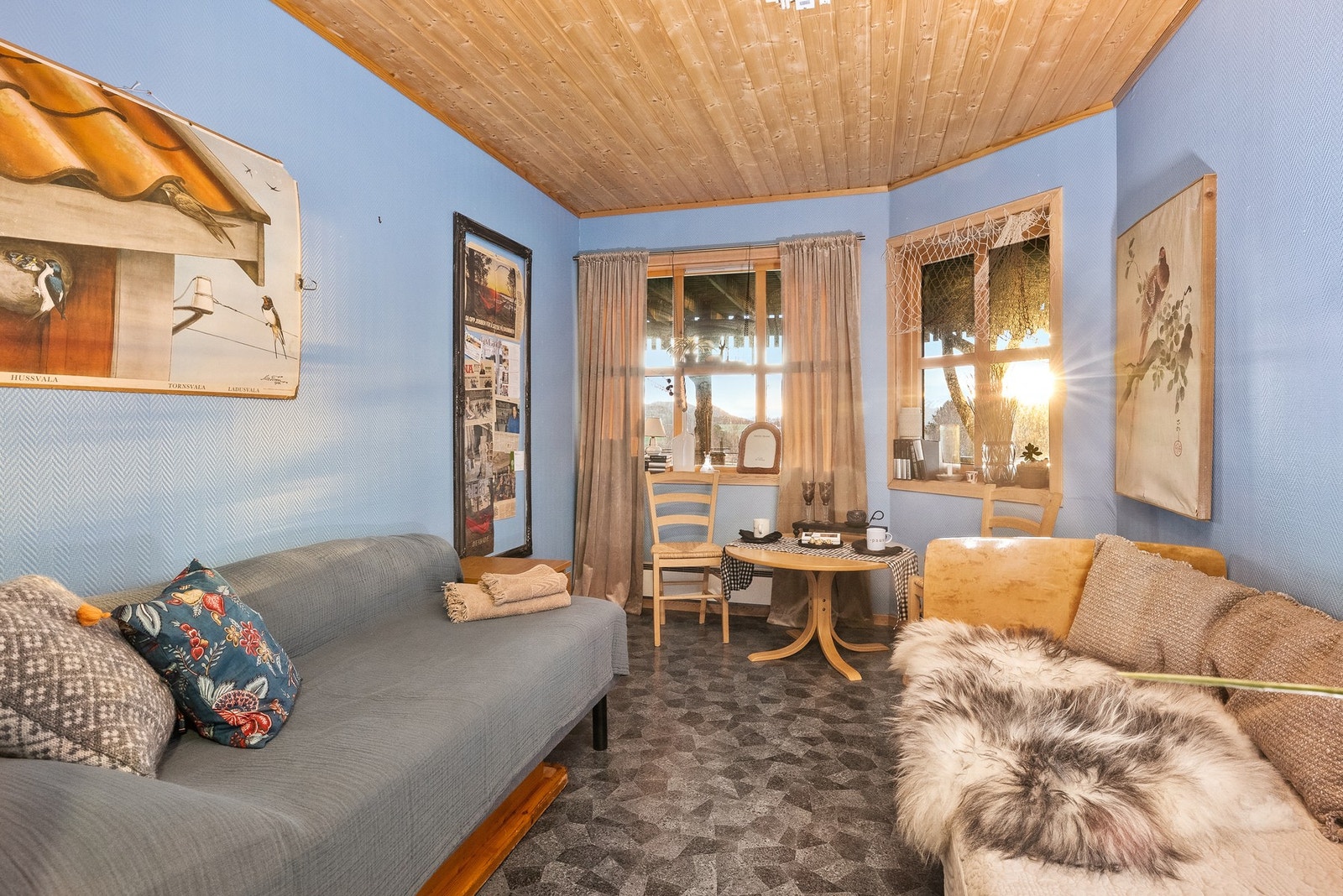 Det er to overnattingsrom i underetasjen med tilknyttet baderom Galleribilde