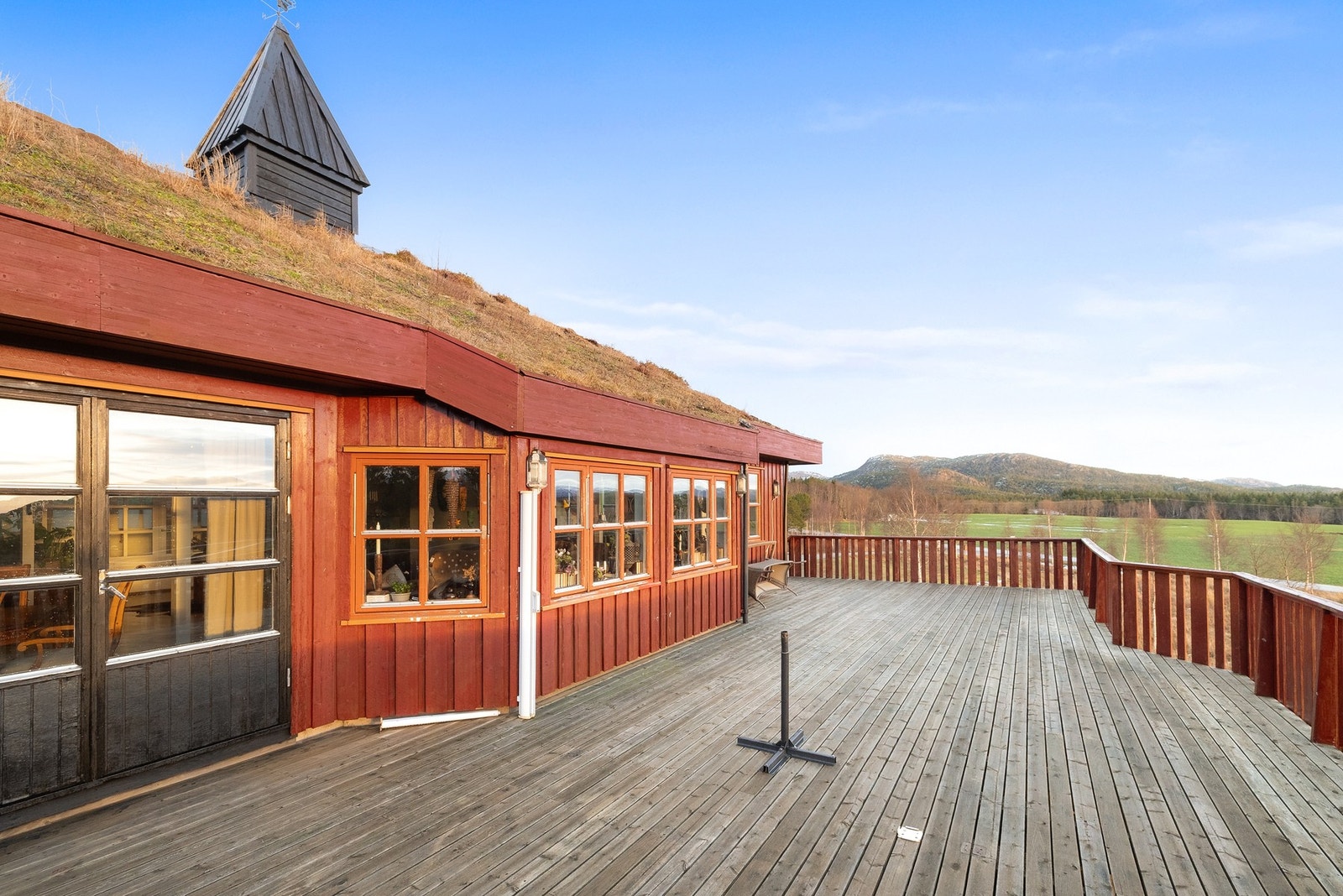 Terrasse med plass til både lounge-møbler og utendørs matbord Galleribilde