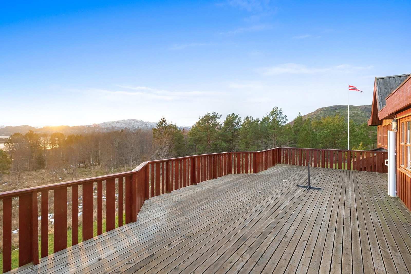 Her kan du nyte omgivelsene fra en romslig og solrik terrasse Galleribilde
