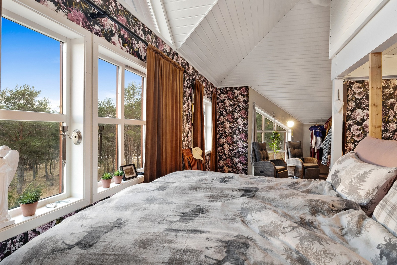 Utsikt som gir ro og naturopplevelser rett hjemmefra Galleribilde