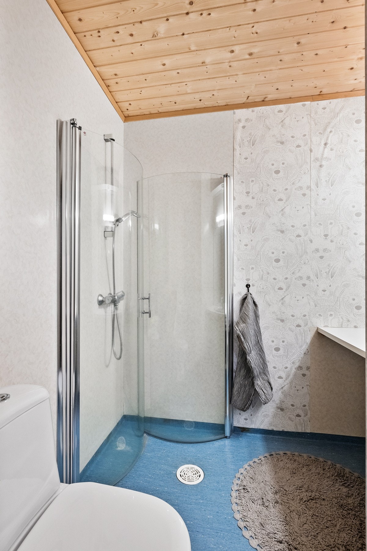 Bad i næringsdel, tilhørende overnattingsrom Galleribilde