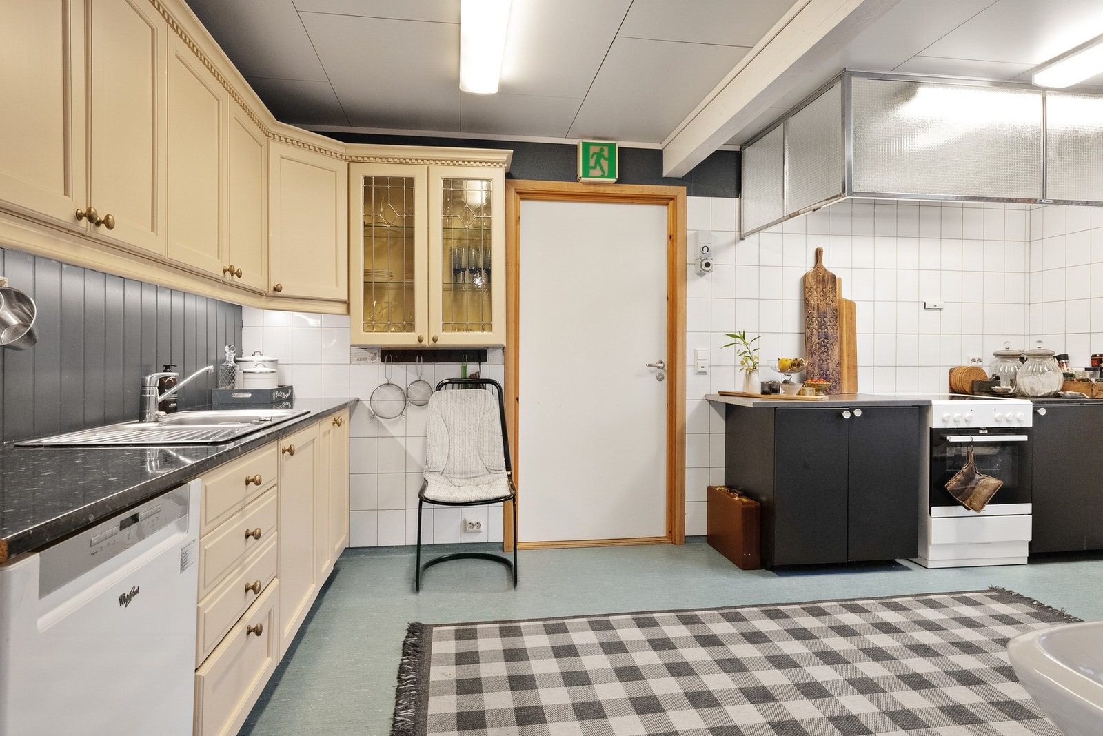 Romslig kjøkken med godt potensiale Galleribilde