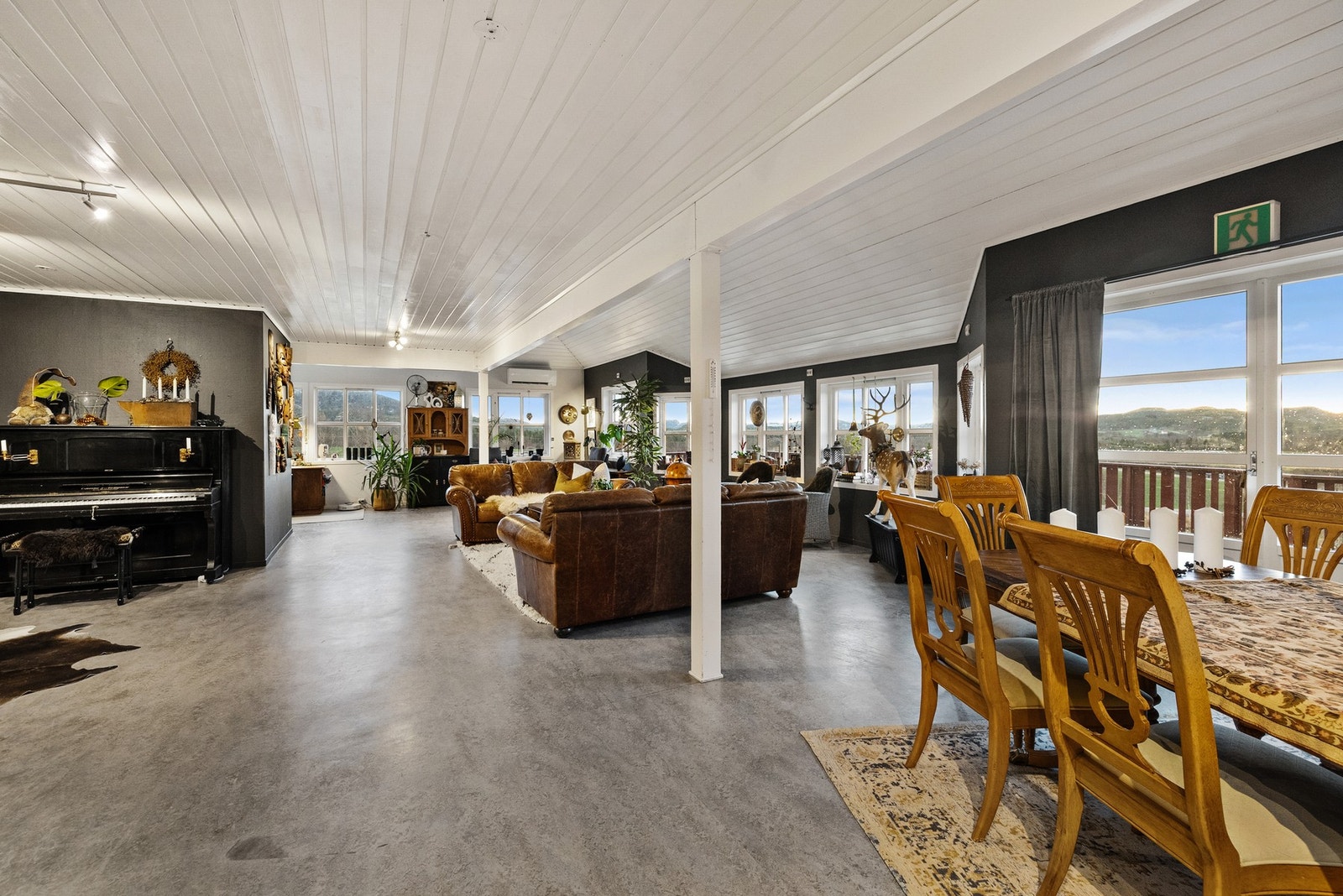 Arealer i hovedetasje (1. etasje) er omdisponert til boligformål og rommer i dag en stor leilighet Galleribilde