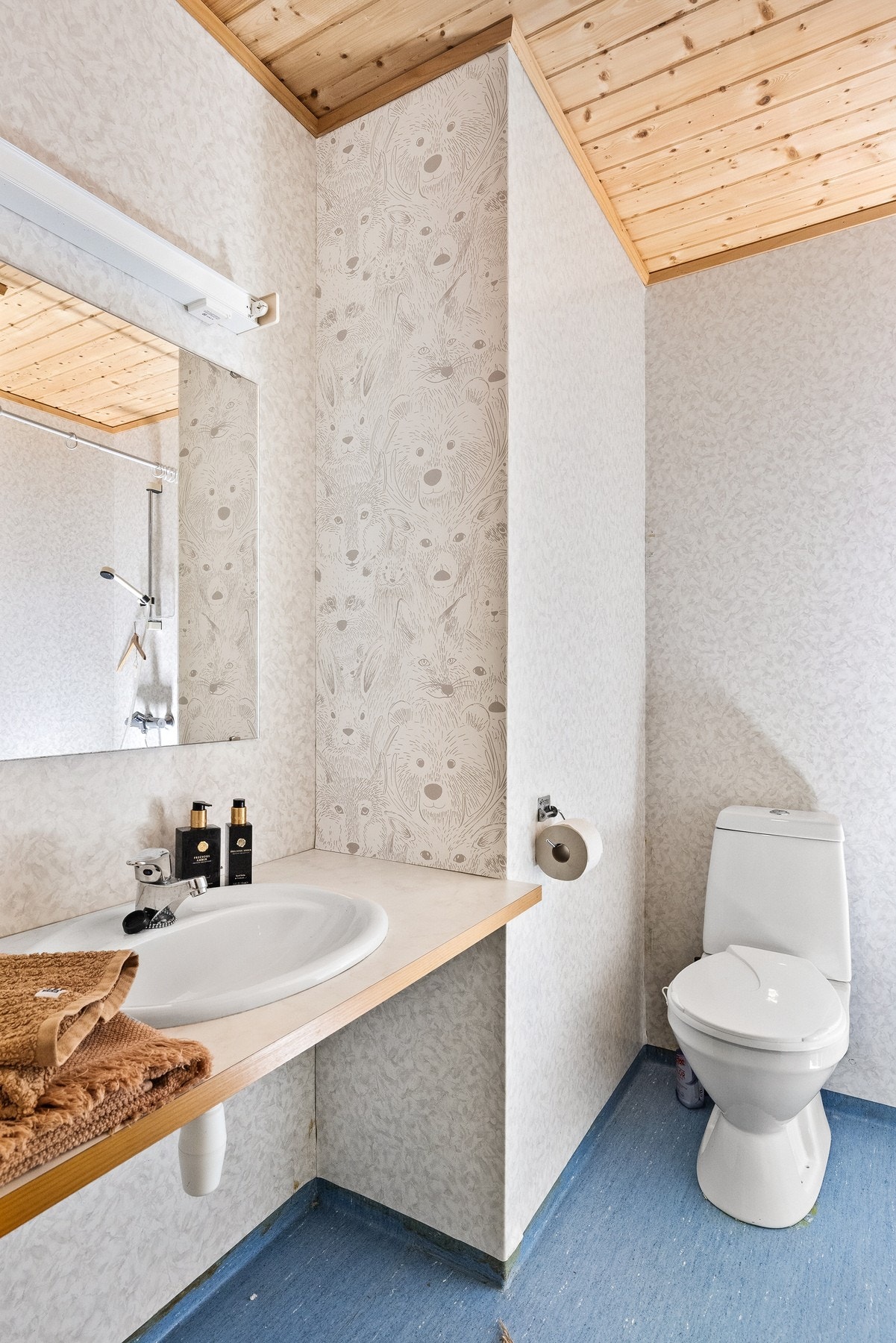 Bad i næringsdel, tilhørende overnattingsrom Galleribilde