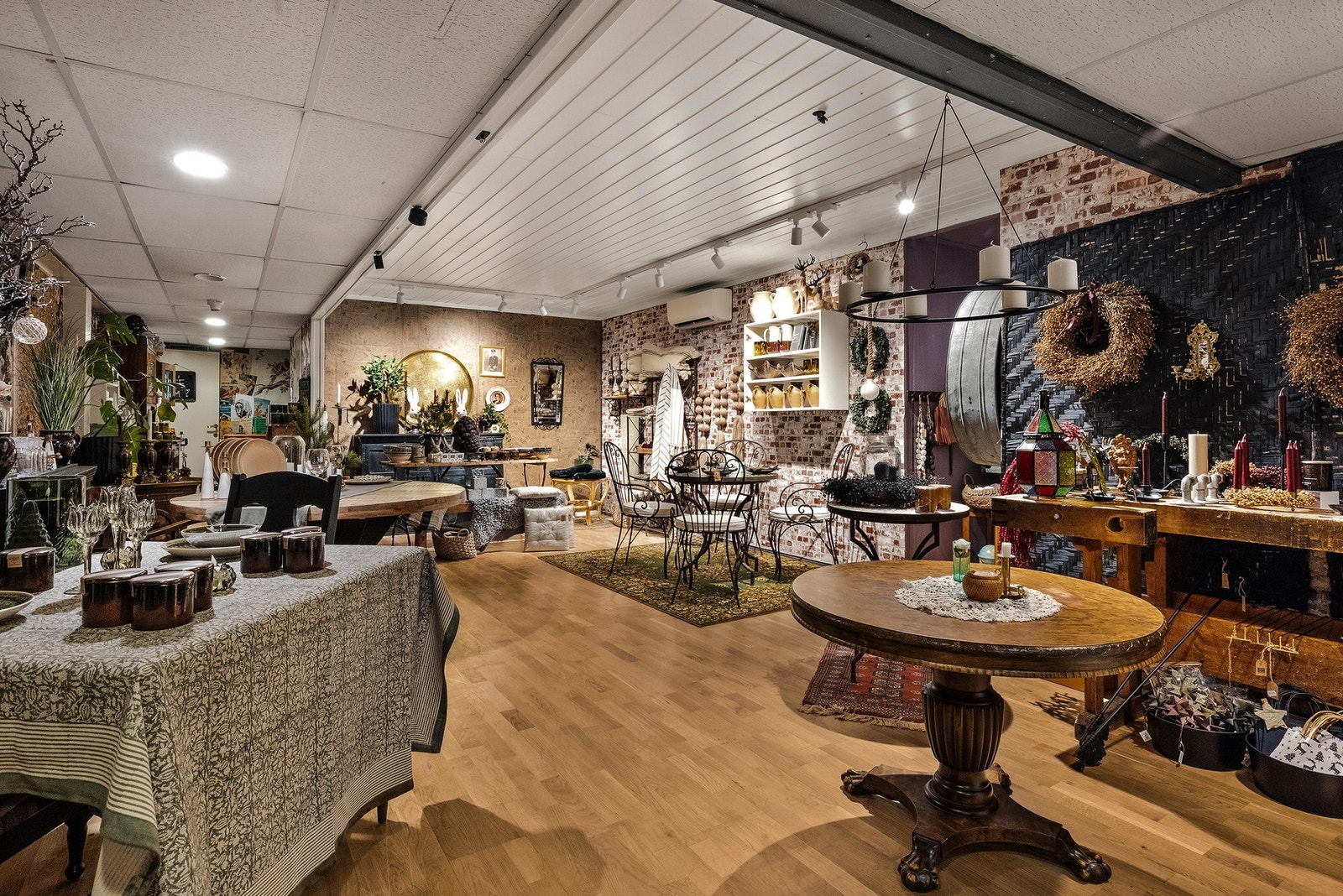 I dag drives det trivelig butikk/kafè i næringsarealer i underetasjen Galleribilde