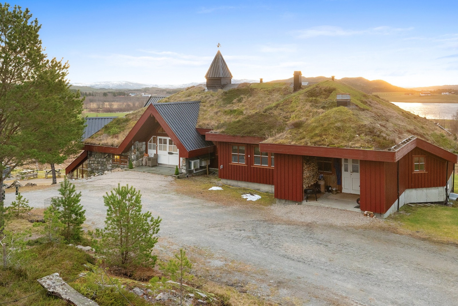 Opprinnelig gjestegård fra 1993 som i nyere tid er omgjort til næringsdel og leilighet Galleribilde