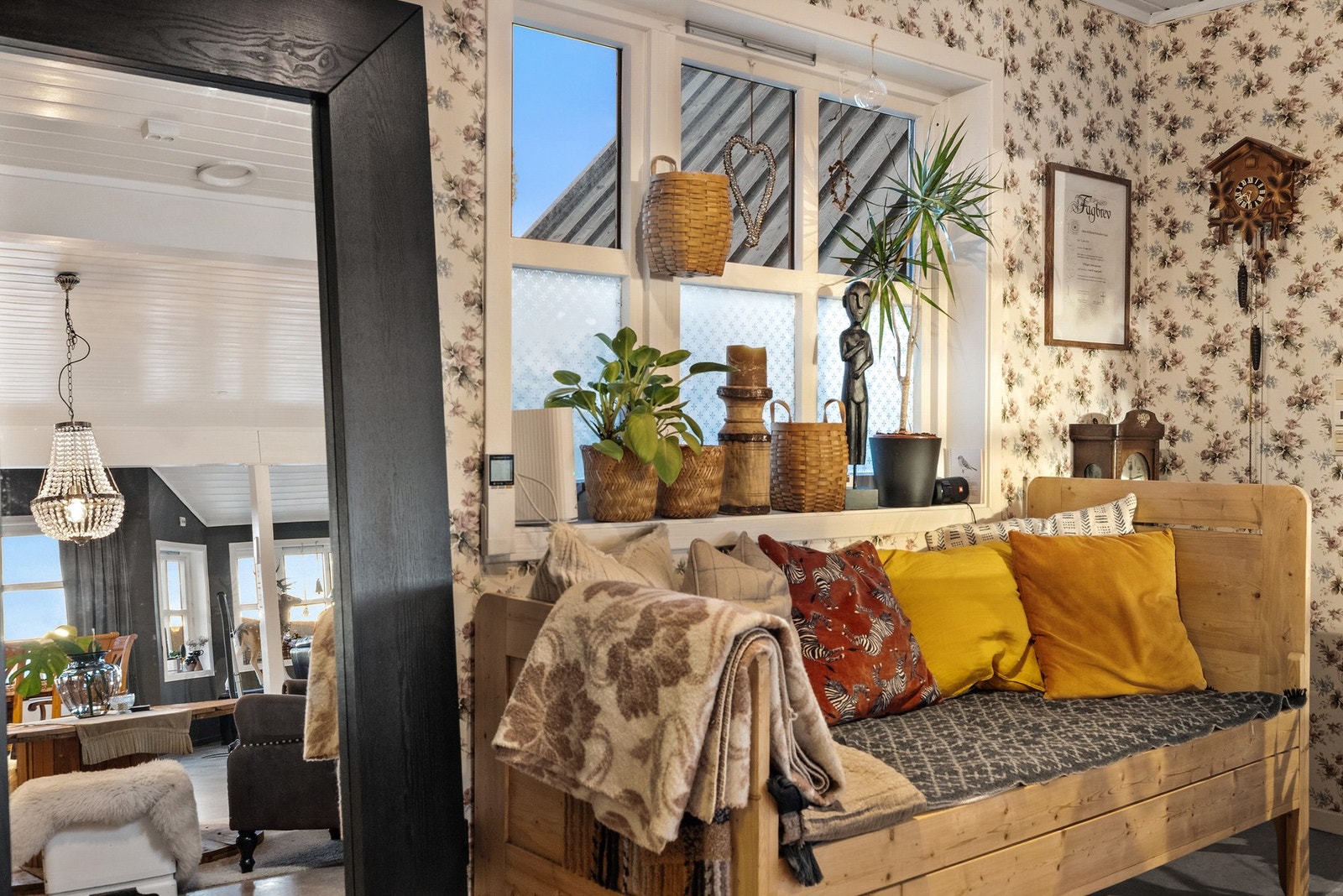 Innslag av nostalgisk tapet som gir rommet både stemning og dybde Galleribilde