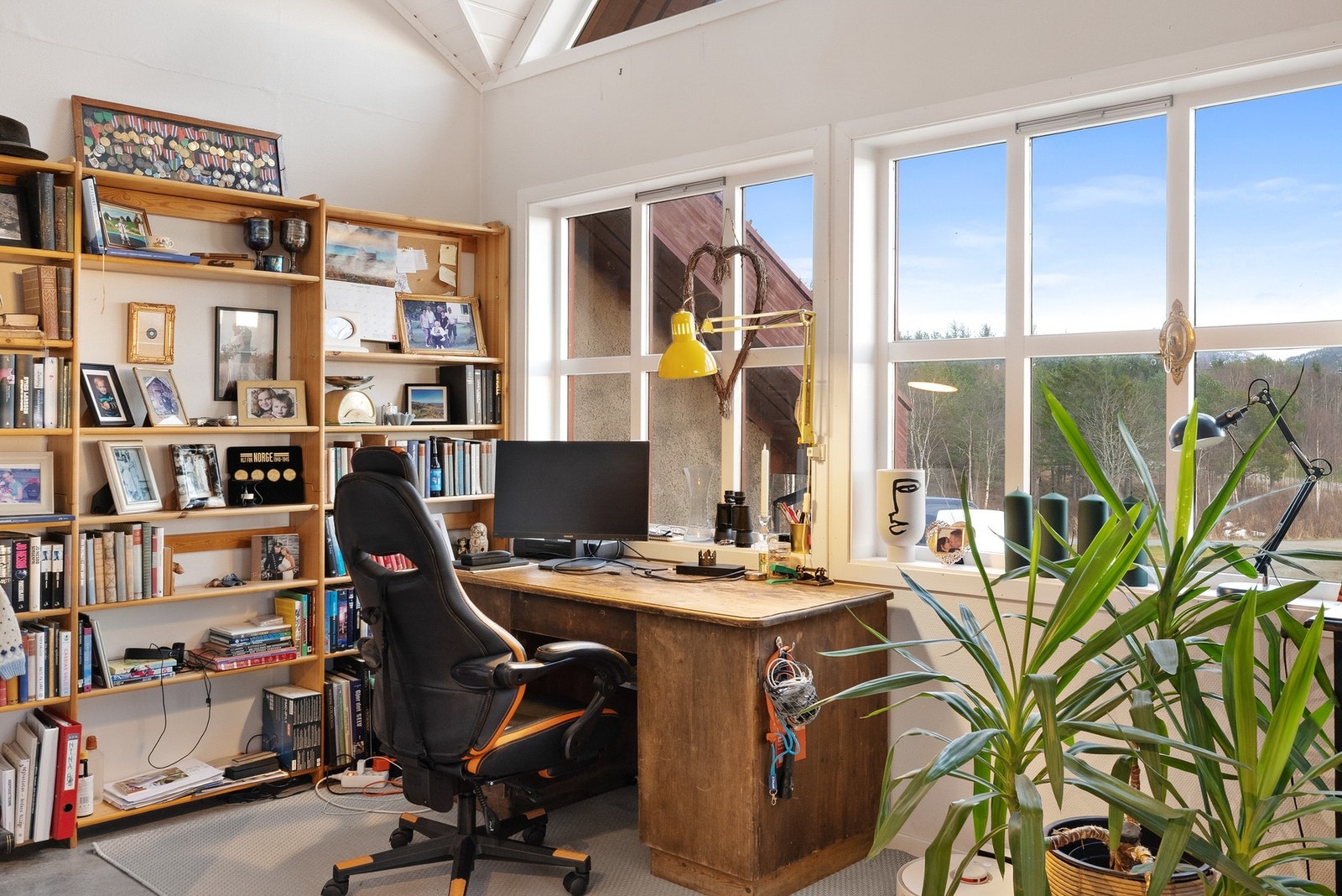 Praktisk og lun sone som kan brukes til kontor eller hobbyrom Galleribilde