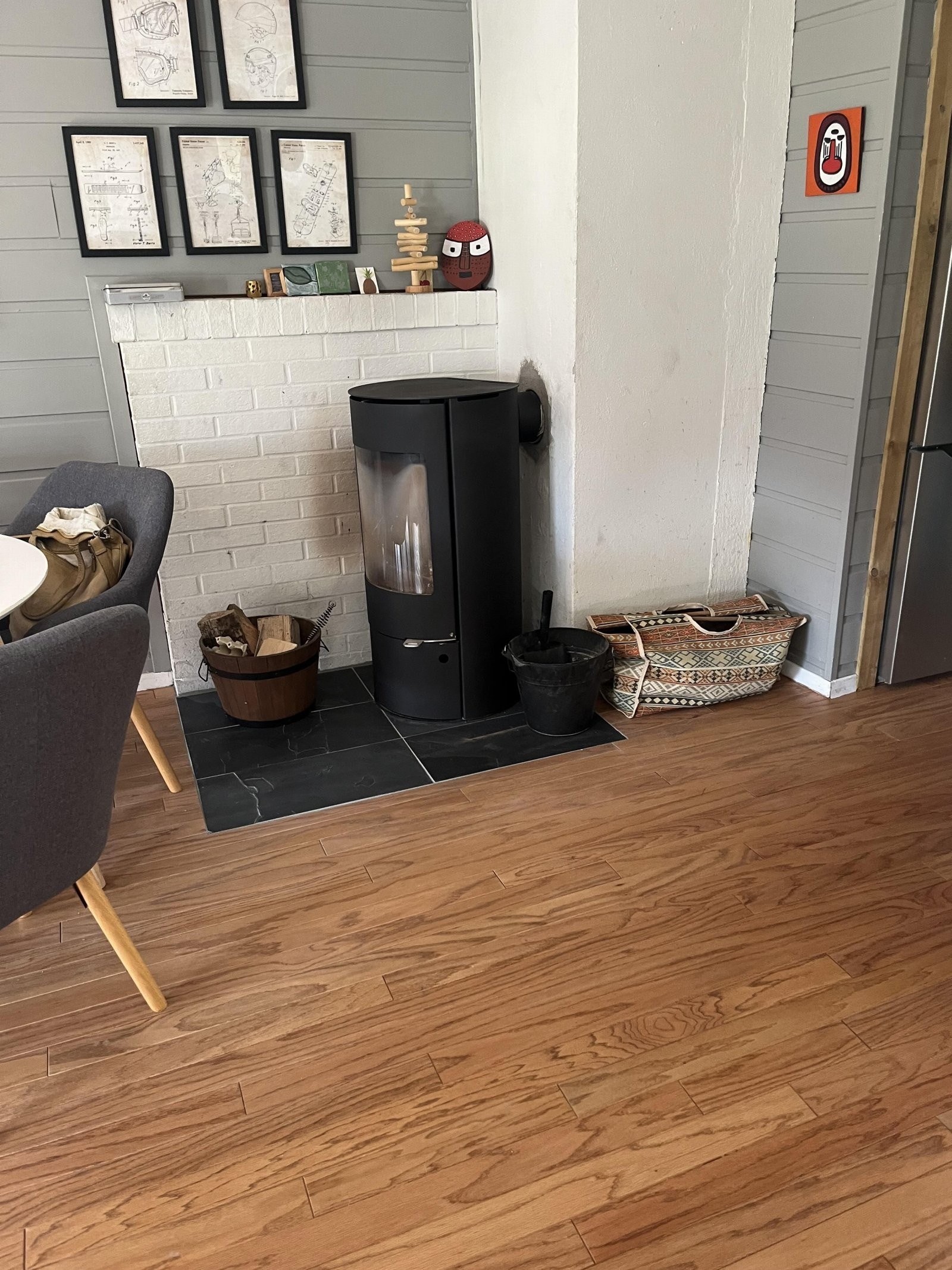 Selgers bilde med det nye gulvet og fliser under vedovnen. Galleribilde