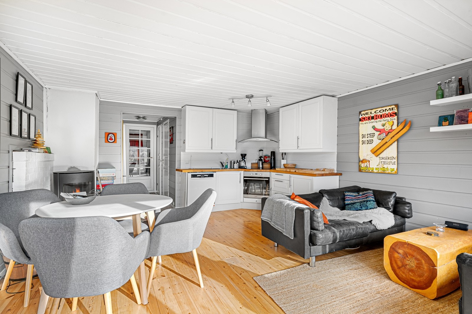 Etter bildene ble tatt, har selger skiftet gulv i stue-/kjøkkenområde samt flislagt et område under vedovn. Galleribilde