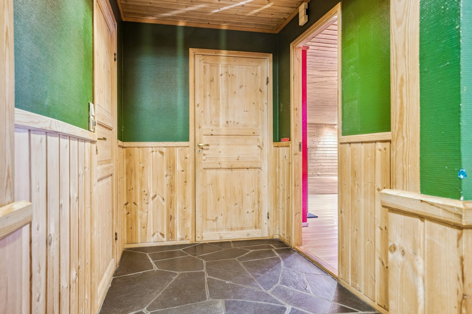 Mellomgang inn til bad/stue/soverom. Skifergulv med varmekabler. Galleribilde