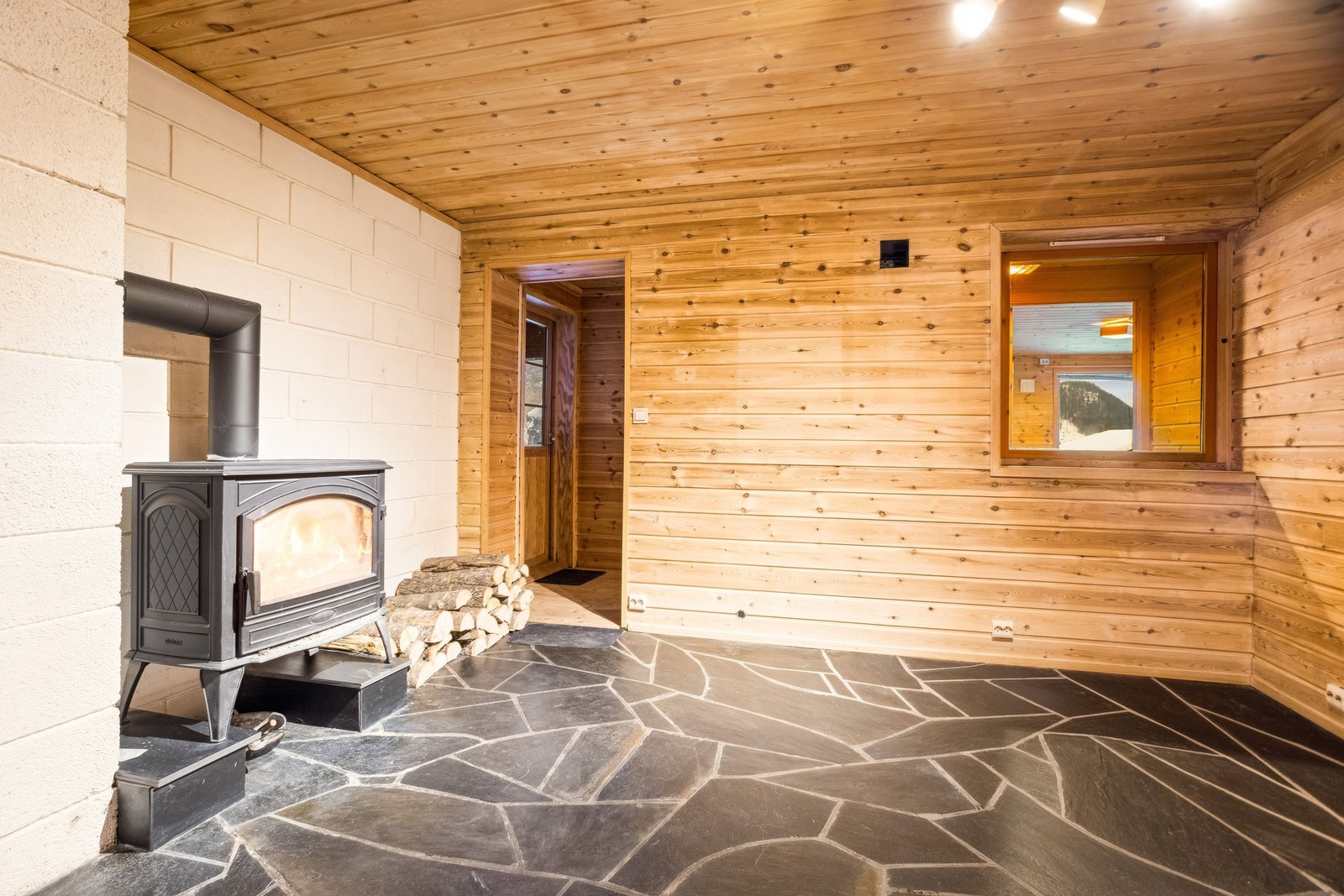 Stue med Dovre 760WD Peisovn (2017) i underetasje Galleribilde