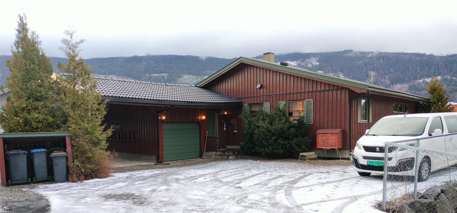 Gårdsplass mot øst. Oppstillingsplass til 4 (6) biler. Galleribilde