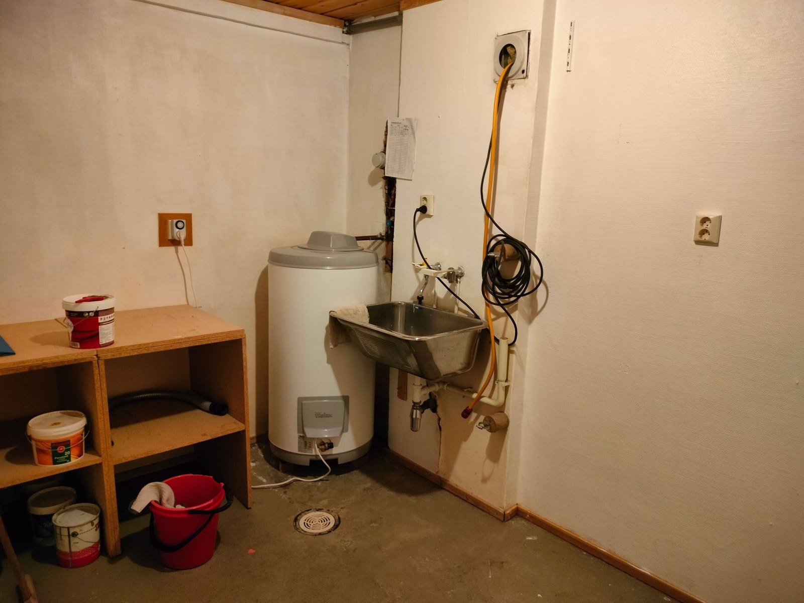 Stort vaskerom, underetasje. Med opplegg for frysere og vaskemaskin. Intra vaskekum. Galleribilde