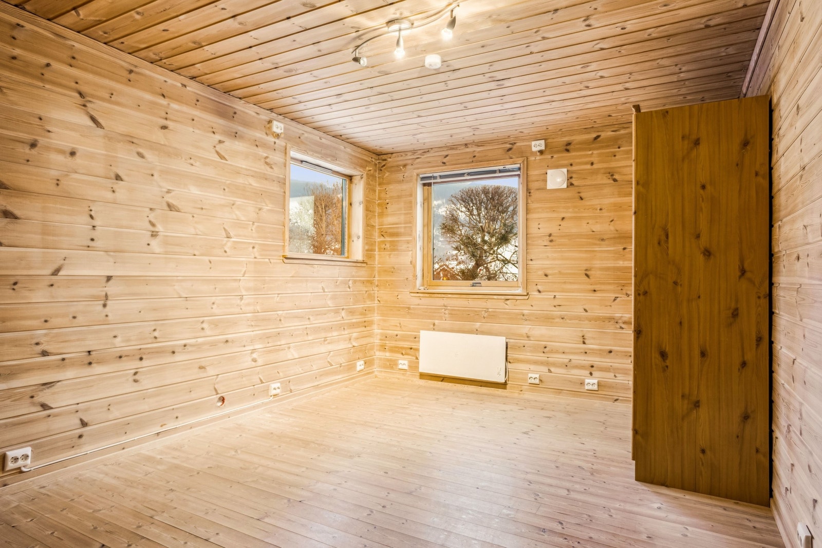 Soverom 2, underetasje. Furugulv Galleribilde