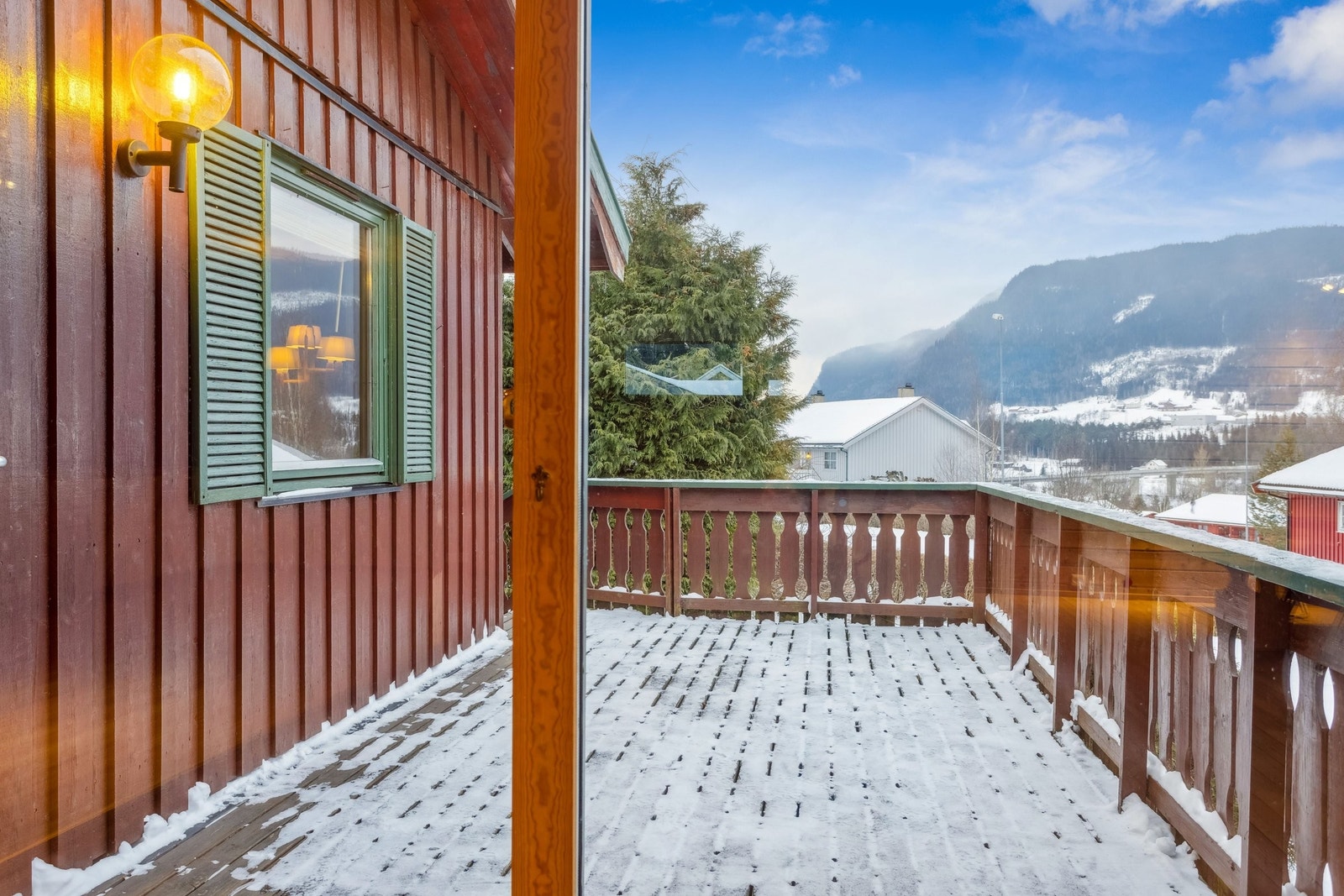 Stor terrasse med ettermiddags- og kveldssol Galleribilde