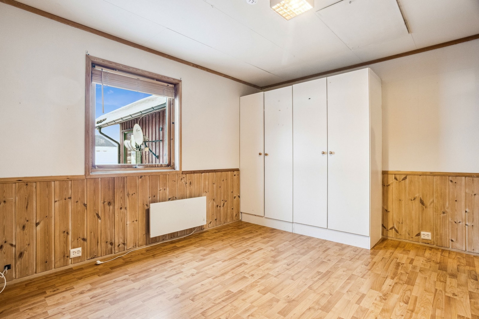 Soverom 1, hovedetasje. Gulv med parkett. Galleribilde