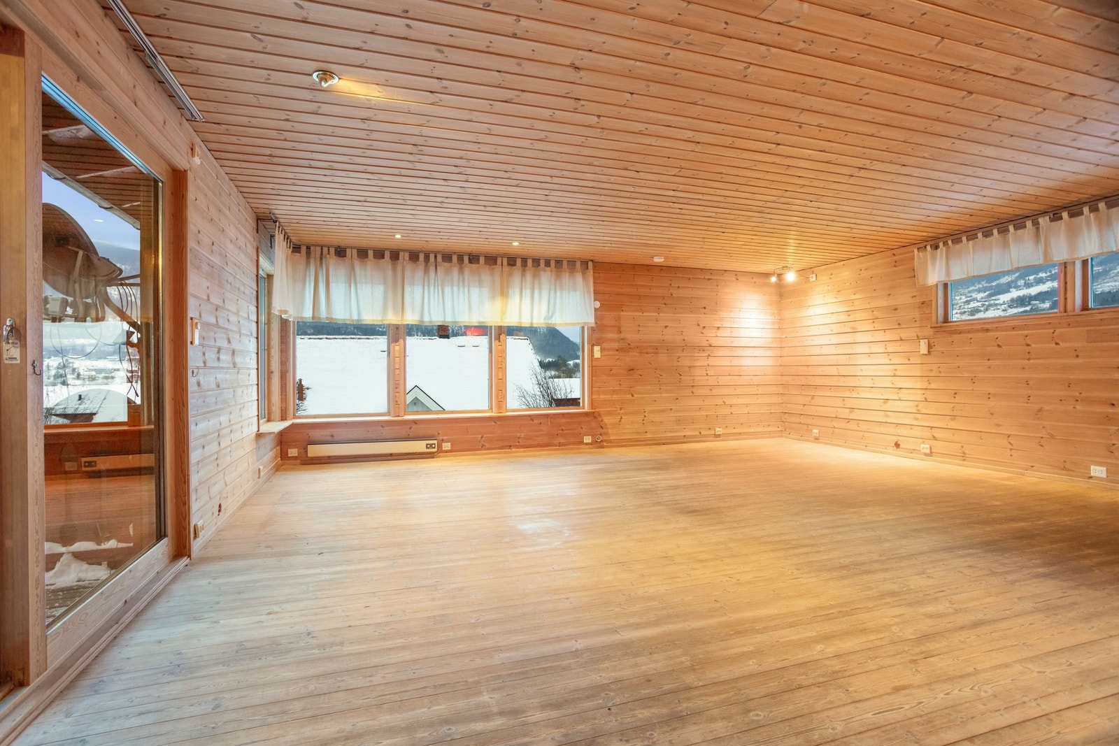 Stue, hovedetasje mot vest Galleribilde