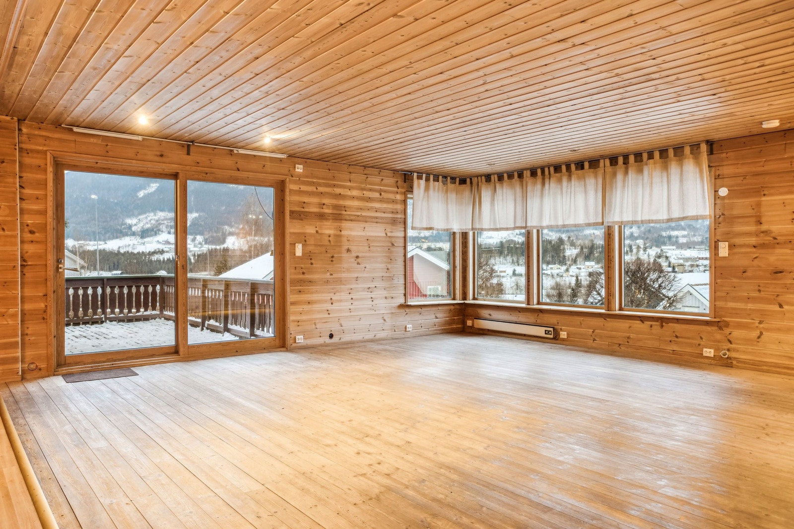 Stue, hovedetasje mot sør.
Utgang til terrasse med stor skyvedør Galleribilde