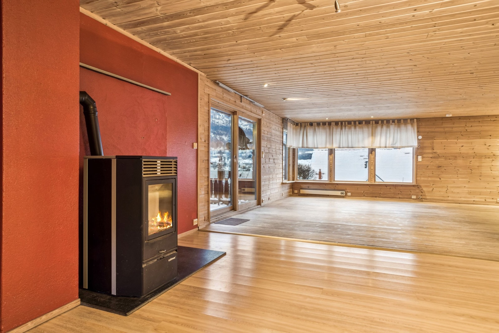 Stue med Sandor pelletsovn (2007) med temperaturstyring. Galleribilde