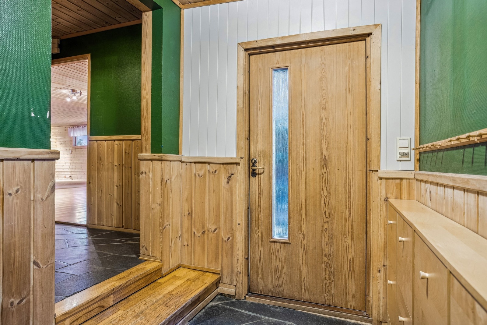 Entrè, skifergulv og varmekabler. Galleribilde