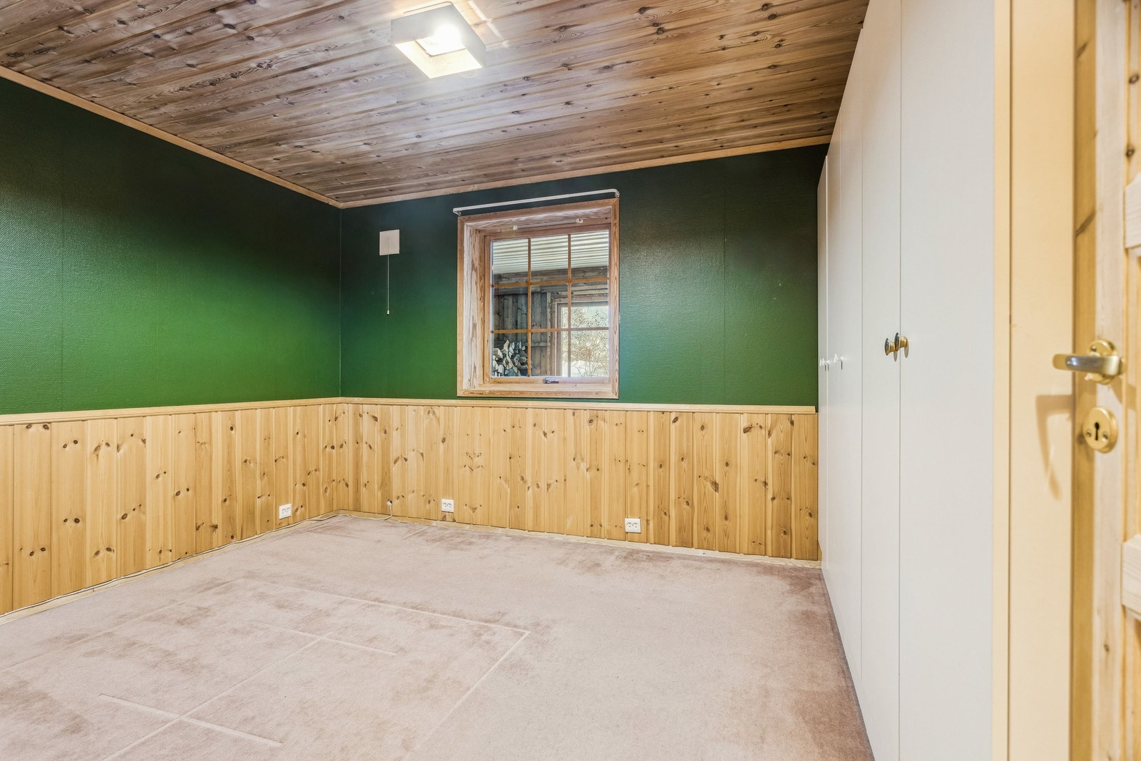 Soverom 1, underetasje. Gulv med vegg-til-veggteppe. Galleribilde