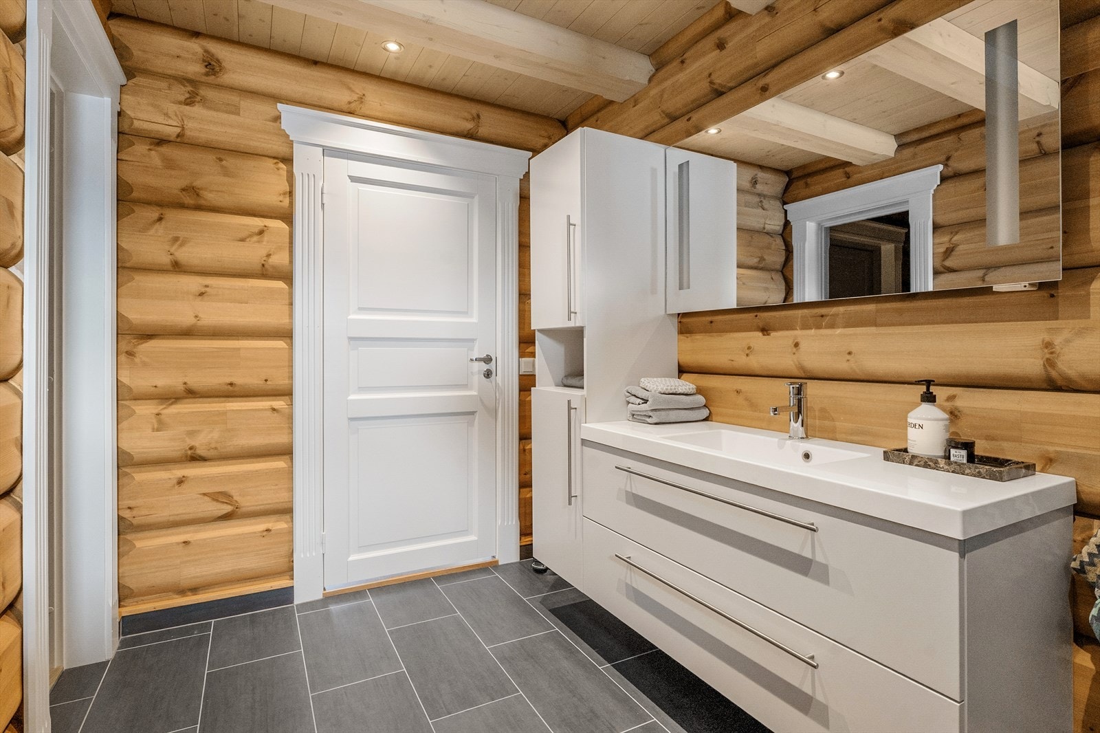 Delikat baderomsmøbel og høyskap med god oppbevaringsplass Galleribilde