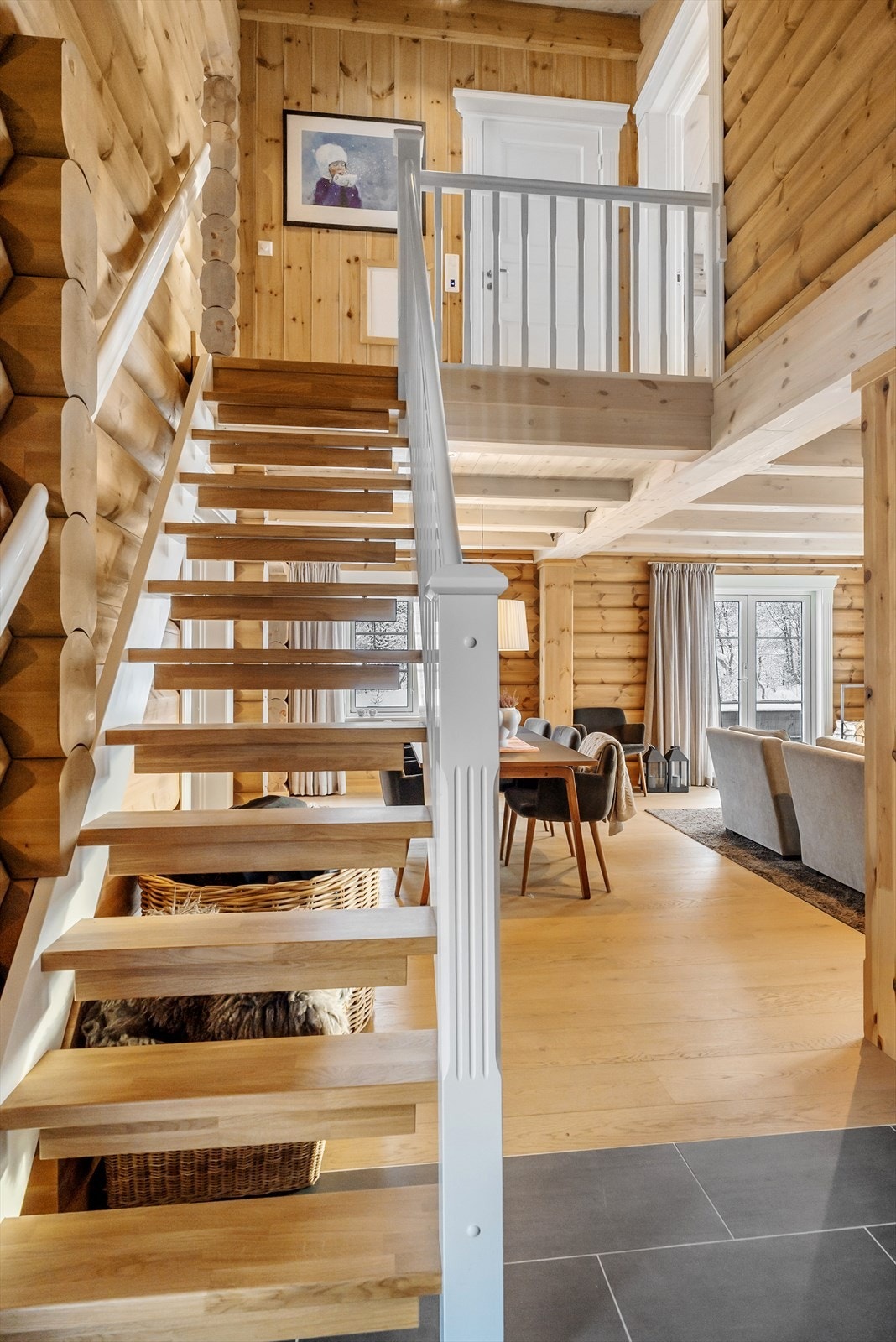 Adkomst opp til loftsetasjen via en solid tretrapp. Trappegangen har galleri ned mot 1. etasje. Galleribilde