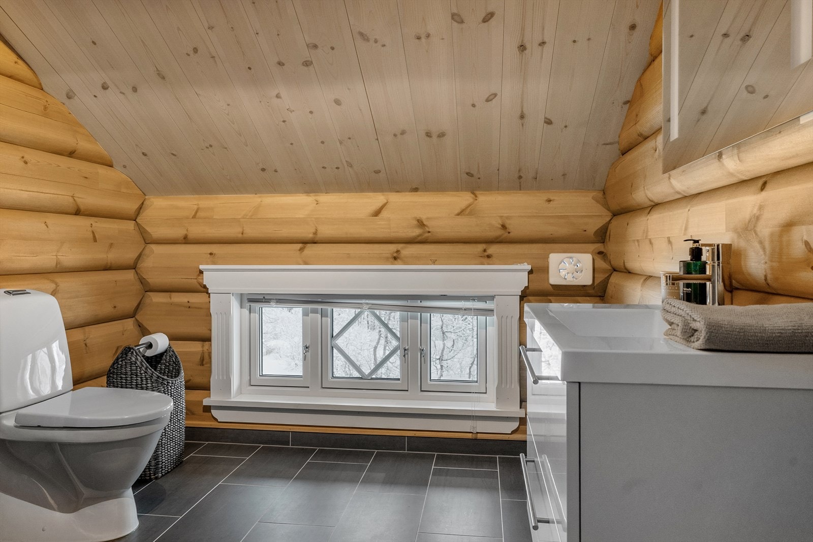 Elektrisk gulvvarme gjør rommet lunt og behagelig. Himling har panel. Vegger i tømmerlaft. Galleribilde