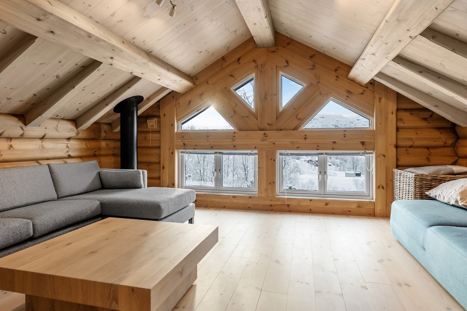 Loftstuen er luftig og har flott utsikt via rause vinduer. Galleribilde