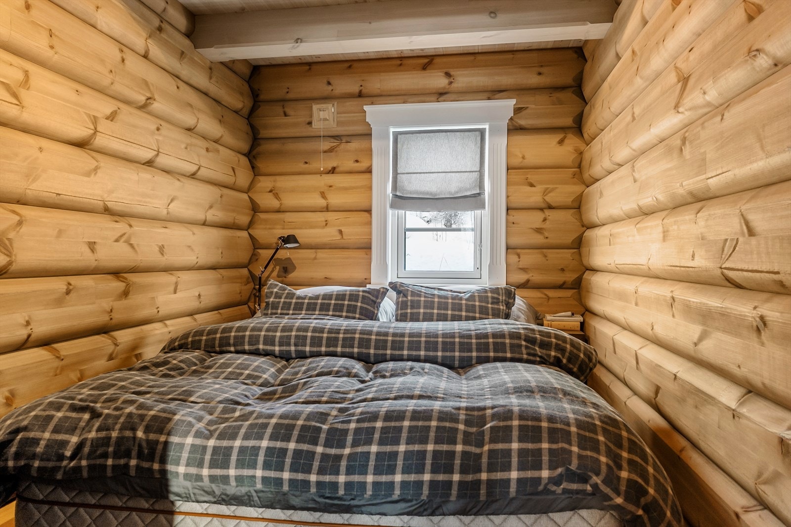 Hovedsoverom i 1. etasje med plass til dobbeltseng. I tillegg er det ytterligere to soverom i loftsetasjen. Galleribilde