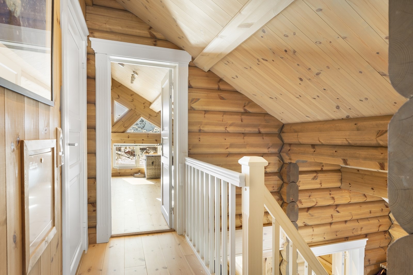 Trappegang mot loftstue. Galleribilde