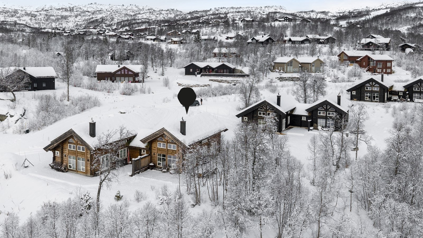 Her er stort sett alt man ønsker seg av en fjellhytte: Ski- in/ski-out, gode solforhold og nydelig utsikt til både Vågslidvatnet og de vakre fjellene. Galleribilde