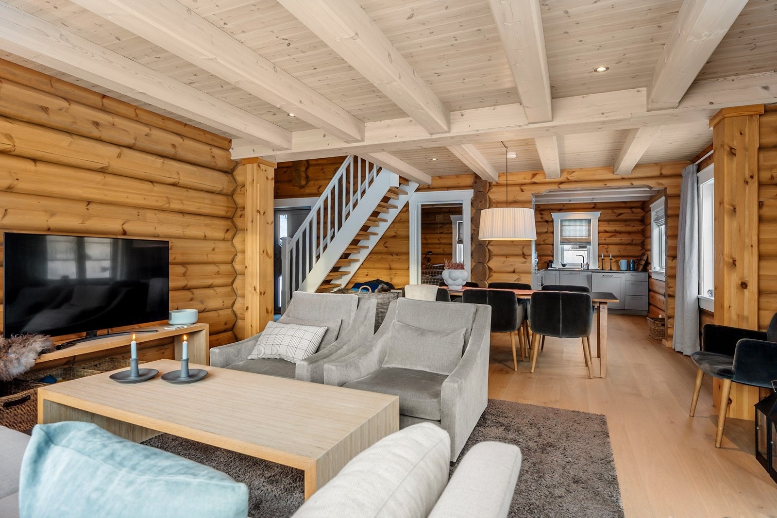 Her er flere innredningsmuligheter og god plass til både sofa og spisegruppe. Galleribilde