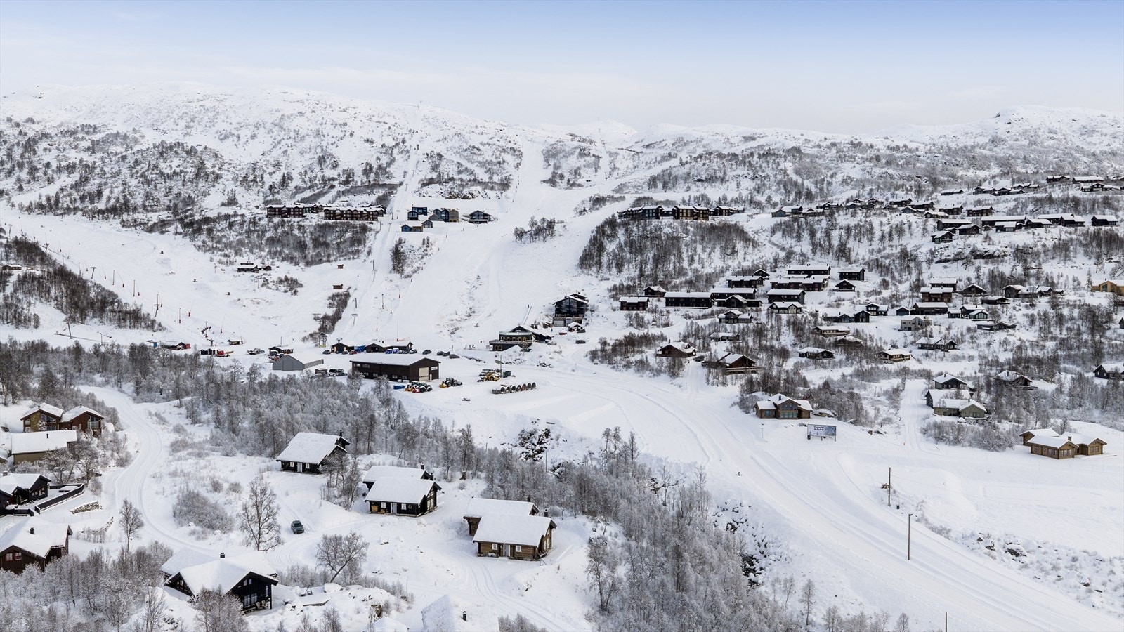 Raudberg ligger like vest for alpintanlegget på Vågslid. Dette har hele 13 preparerte skiløyper og 6 skitrekk samt eget barnetrekk/band.
Anlegget har nyere (og nylig påbygget) varmestue med afterski og sportsbutikk. Galleribilde