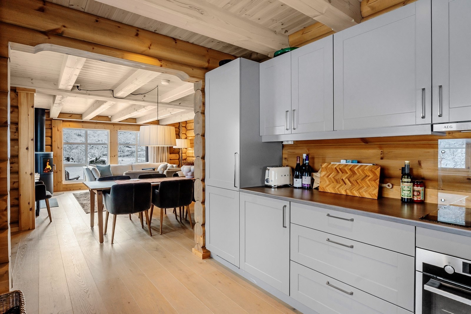 Kjøkkenavdelingen ligger strategisk plassert mot stuen/spisestuen. Galleribilde